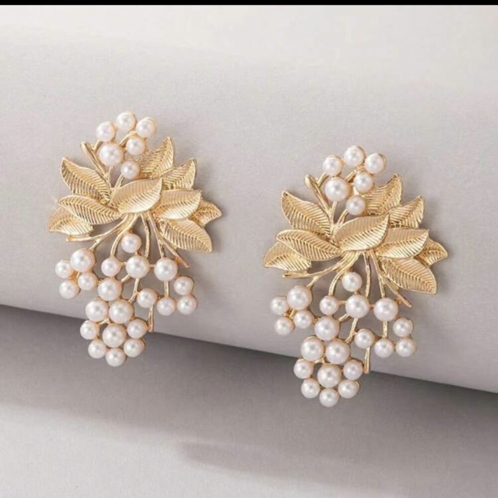 Classic Versatile Fashion Metal Earrings with Pearl for women - Picture 2 of 2